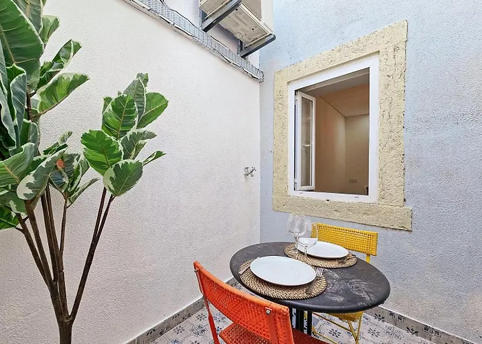 Like A Typical Portuguese House With Private Patio 아파트
